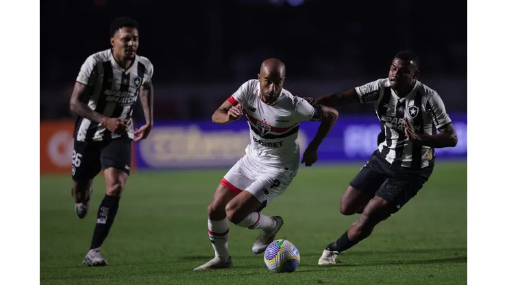 Jogadores de São Paulo e Botafogo na partida da décima nona rodada