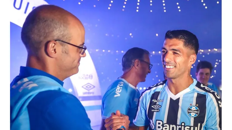 Foto: Lucas Uebel/Grêmio FCBA - Suárez e Caleffi durante a apresentação do craque.