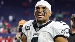 Estreia de Hurts nos playoffs: em que condições físicas?