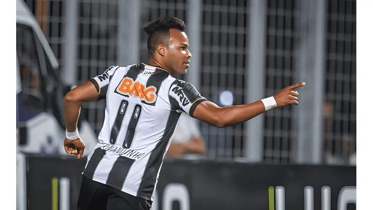 Fernandinho com a camisa do Galo - Foto: Site oficial do Atlético-MG