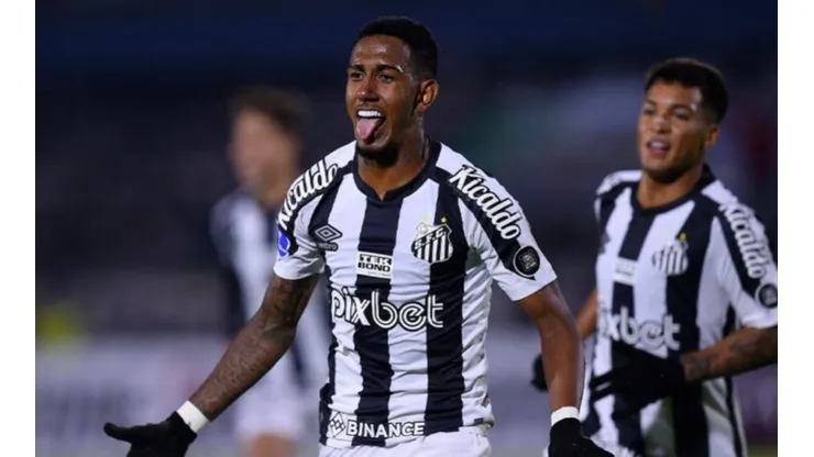 Rwan Seco com a camisa do Santos. Foto: Divulgação/Twitter oficial do Santos