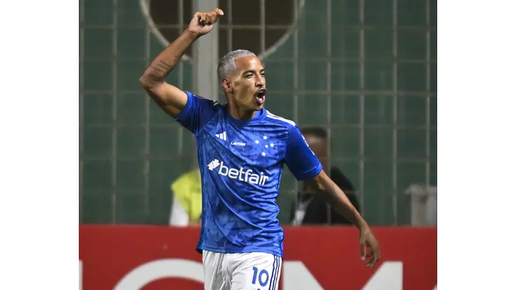 BELO HORIZONTE, BRAZIL - MAY 16: Matheus Pereira of Cruzeiro celebrates after scoring the first goal of the team during a Copa CONMEBOL Sudamericana 2024 match between Cruzeiro and Union La Calera at Arena Independencia on May 16, 2024 in Belo Horizonte, Brazil. (Photo by Pedro Vilela/Getty Images)