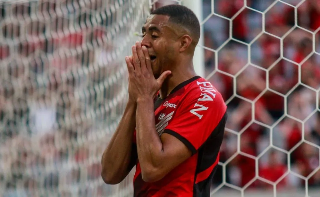 Erick com a camisa do Athletico. Foto: Gabriel Machado/AGIF
