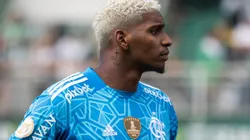 Hugo Souza com a camisa do Flamengo - Foto: Robson Mafra/AGIF