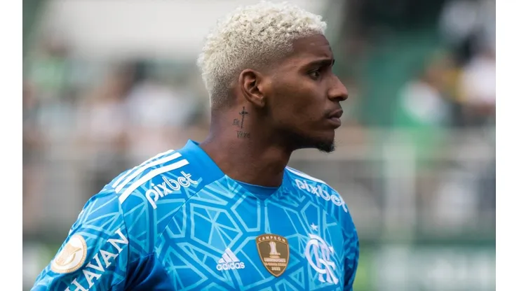 Hugo Souza com a camisa do Flamengo - Foto: Robson Mafra/AGIF