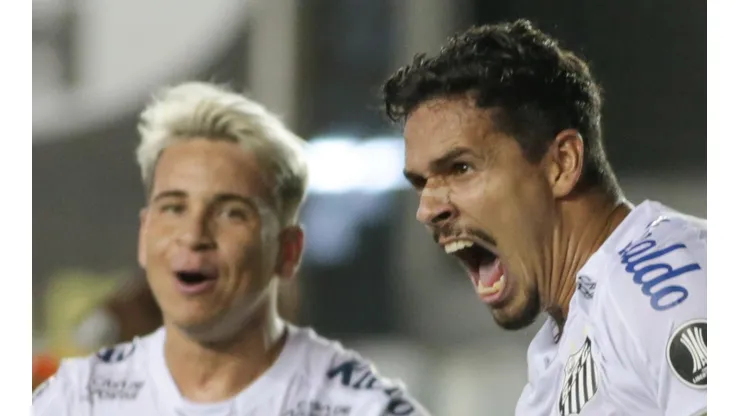 Foto: Marcello Zambrana/AGIF - Yeferson Soteldo e Lucas Veríssimo