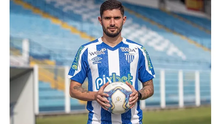 Foto: Divulgação/Avaí - Thales ganhou 'concorrente' no elenco do Avaí