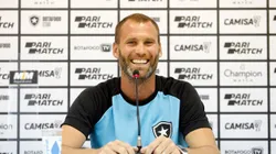 Joel Carli concedeu entrevista coletiva no Botafogo - Foto: Twitter oficial do Botafogo