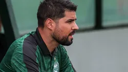 Foto: Robson Mafra/AGIF - António Oliveira: técnico aguarda novos reforços no Coritiba