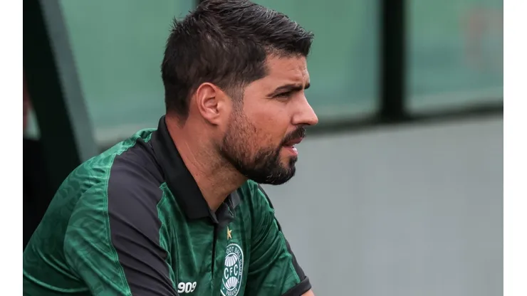Foto: Robson Mafra/AGIF - António Oliveira: técnico aguarda novos reforços no Coritiba