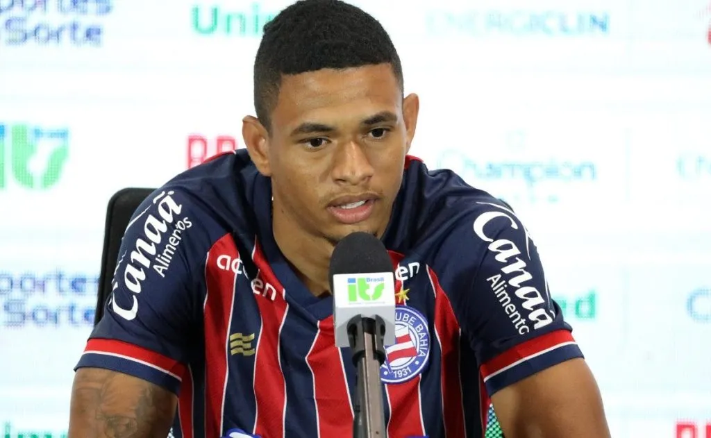 Foto: Felipe Oliveira/Flickr oficial Bahia – Diego Rosa com a camisa do Bahia