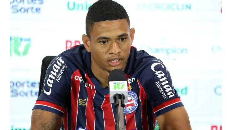 Foto: Felipe Oliveira/Flickr oficial Bahia - Diego Rosa com a camisa do Bahia
