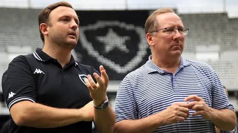 Foto: Vitor Silva/Botafogo - Textor conversa com André Mazzuco em oficialização da SAF do Botafogo