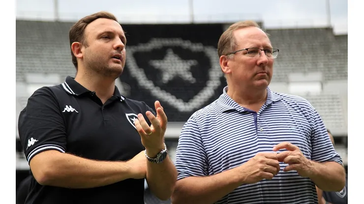 Foto: Vitor Silva/Botafogo - Textor conversa com André Mazzuco em oficialização da SAF do Botafogo