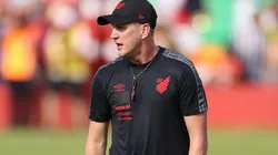 Foto: Gustavo Oliveira/athletico.com.br/Divulgação - Paulo Turra: técnico se manifestou sobre saída de defensor