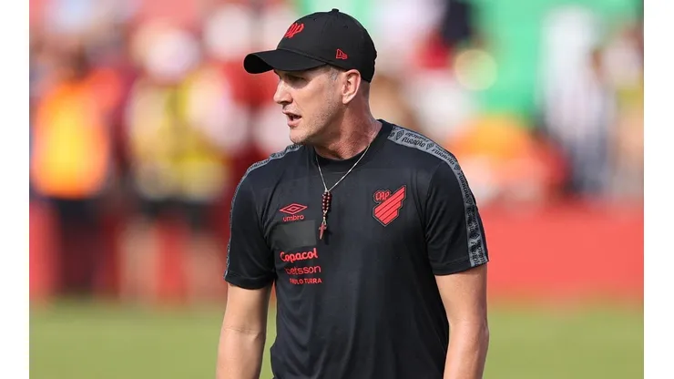 Foto: Gustavo Oliveira/athletico.com.br/Divulgação - Paulo Turra: técnico se manifestou sobre saída de defensor