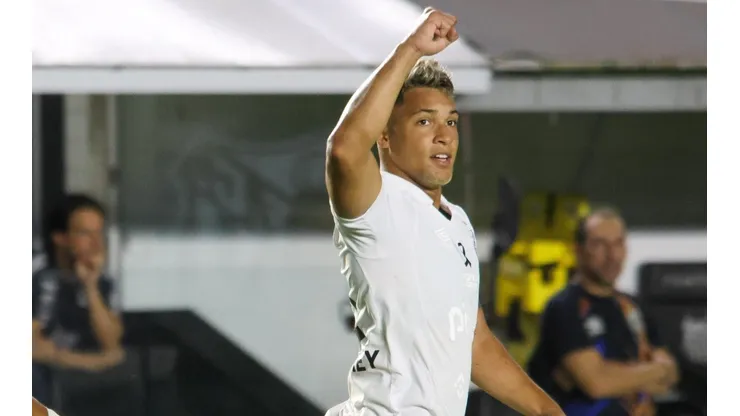 Foto: Fernanda Luz/AGIF - Marcos Leonardo homenageou Pelé na comemoração de seu gol