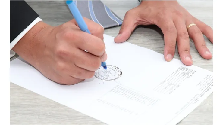 Foto: Pixabay - Uma pessoa assinando um documento.