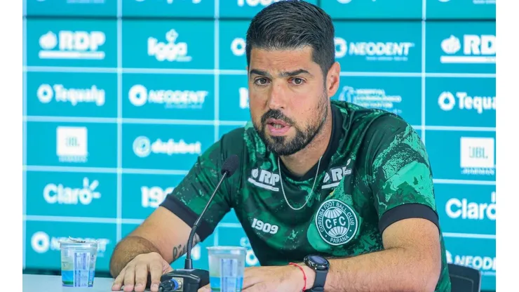 Foto: Coritiba/Divulgação - António Oliveira: técnico ainda receberá reforços no Coxa