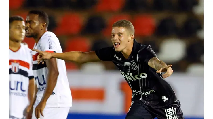 Foto: Thiago Calil/AGIF - Léo Naldi é alvo de clubes no mercado da bola