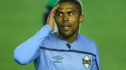 Foto: Pedro H. Tesch/AGIF - Douglas Costa: meia-atacante tentou retornar ao Grêmio