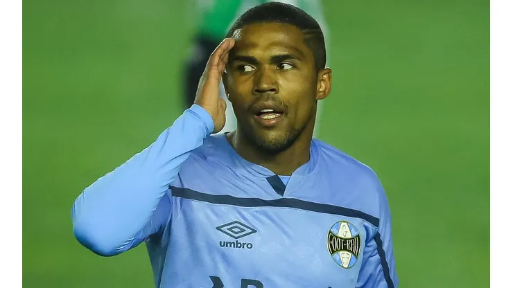 Foto: Pedro H. Tesch/AGIF - Douglas Costa: meia-atacante tentou retornar ao Grêmio