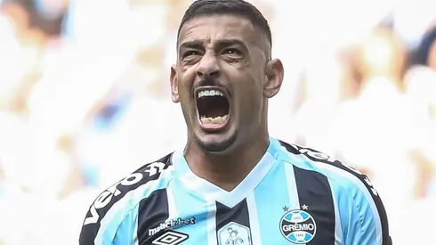 Foto: Pedro H. Tesch/AGIF - Diego Souza agora terá a companhia de Suárez.