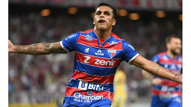 Foto: Kely Pereira/AGIF - Róbson atuou pelo Fortaleza em 2022