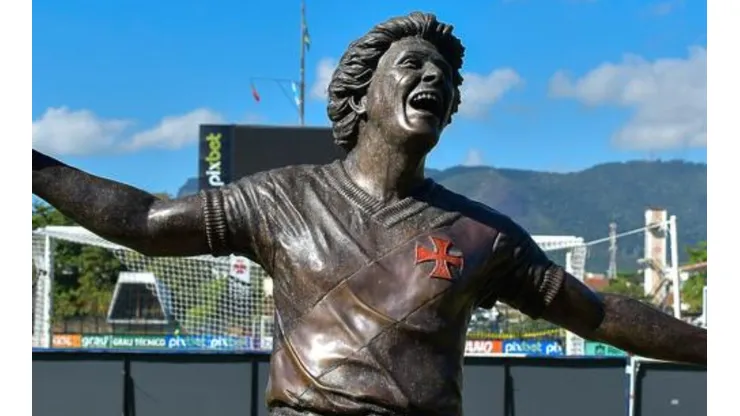 Agif/Thiago Ribeiro - Roberto Dinamite recebe homenagens