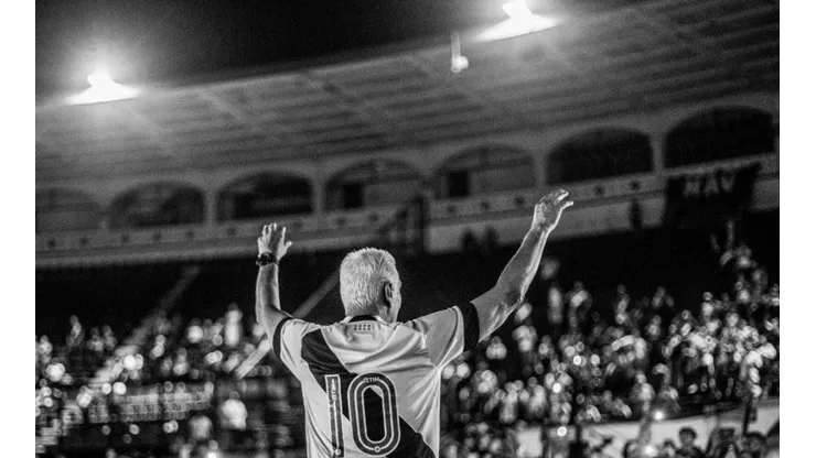 Daniel Ramalho / Vasco/ "Encantou os fãs do futebol em todo o mundo"; CBF e clubes lamentam falecimento de Roberto Dinamite.