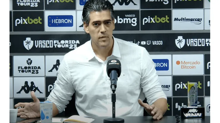 Foto: Divulgação/Vasco TV. Paulo Bracks se aproxima de novo reforço para o Vasco