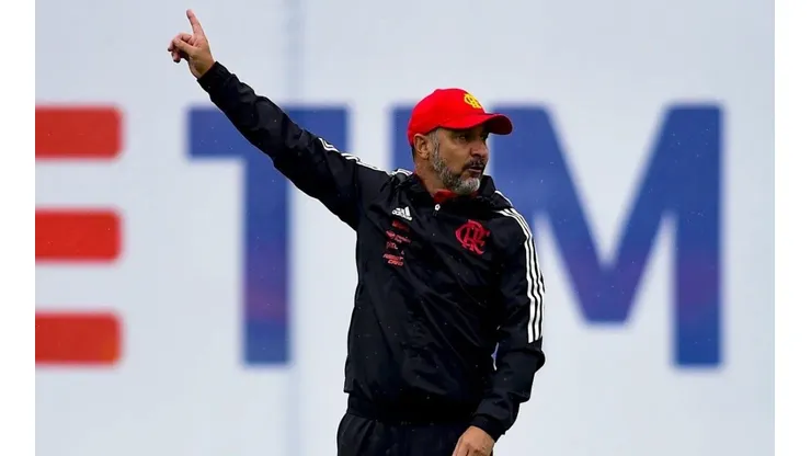 Foto: Marcelo Cortes/CRF - Vítor Pereira comandou o último treino da semana neste sábado (7).