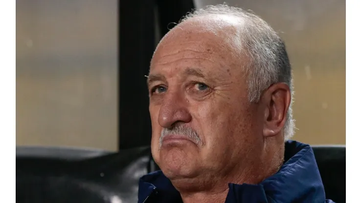 Foto: Marcello Zambrana/AGIF - Felipão agitou a torcida do Palmeiras.
