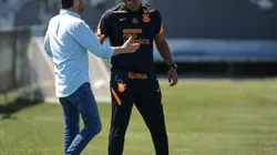 Duílio e Fernando Lázaro se cumprimento no Corinthians - Foto: Rodrigo Coca/Ag. Corinthians