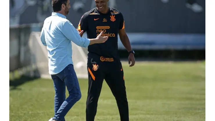 Duílio e Fernando Lázaro se cumprimento no Corinthians - Foto: Rodrigo Coca/Ag. Corinthians