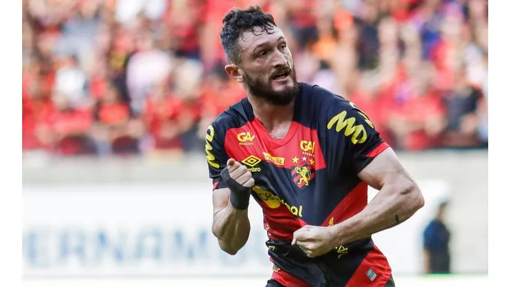 Rafael Vieira/AGIF - Sander comemorando gol pelo Sport em 2022