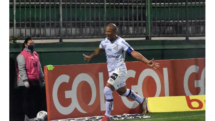 Foto: Renato Padilha/AGIF - Carlos Sánchez é o maior artilheiro estrangeiro do Santos