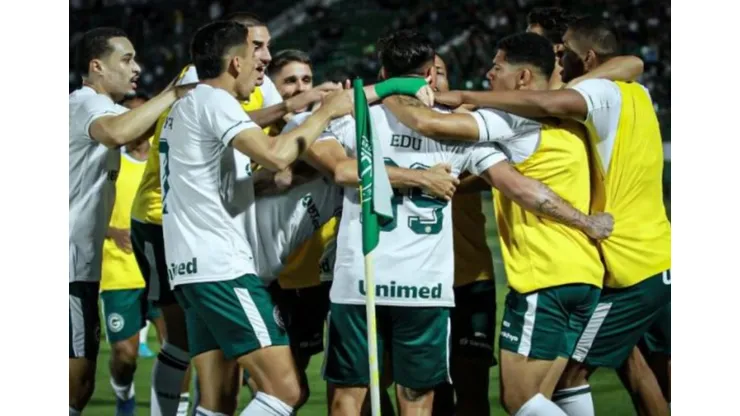 Goiás e CRB duelam pela 17ª rodada da Série B.