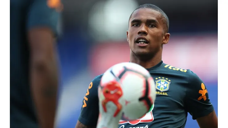 Lucas Figueiredo/CBF - Douglas Costa vira assunto no Flamengo