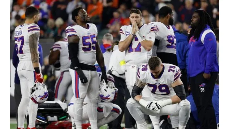 Jogadores do Bills durante a paralisação da partida contra o Bengals
