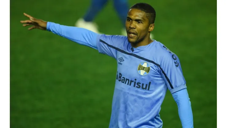 Foto: Pedro H. Tesch/AGIF - Douglas Costa: meia-atacante criticou ex-dirigente do Grêmio