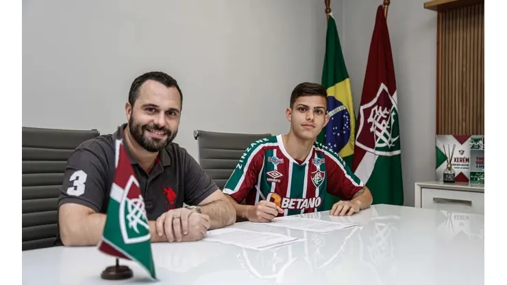 Giovanni Manson ao lado do presidente Mário Bittencourt — Foto: Divulgação/Fluminense