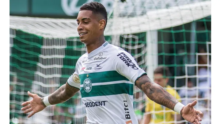 Foto: Robson Mafra/AGIF - Alef Manga foi o grande destaque do Coritiba em 2022