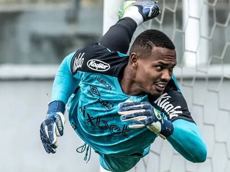 SAI, JOHN? Santos surpreende e contrata goleiro de 33 anos para 'reposição'