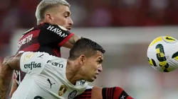 Foto: Alexandre Loureiro/Getty Images - Arrascaeta e Dudu em disputa de bola