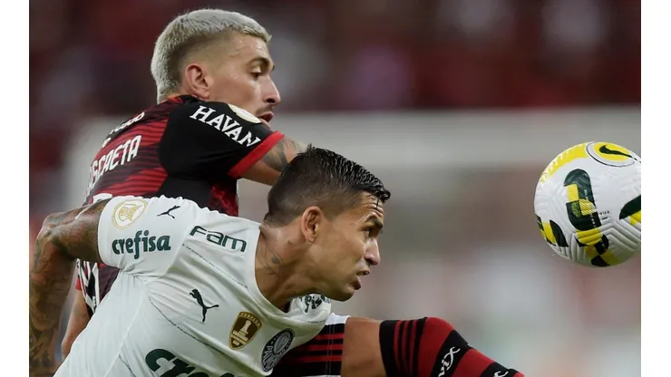 Foto: Alexandre Loureiro/Getty Images - Arrascaeta e Dudu em disputa de bola