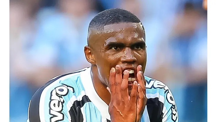 Bastidores quentes de Douglas Costa no Grêmio são revelados