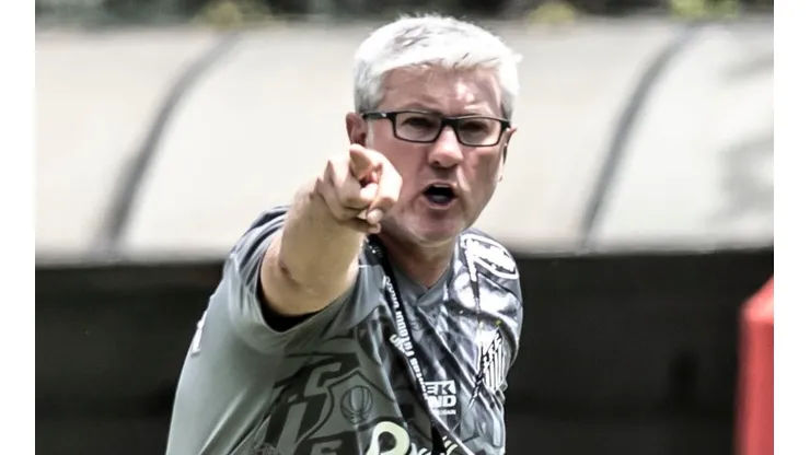 Foto: Ivan Storti/Santos FC - Odair analisará se vai usar Renyer no elenco do Peixe em 2023