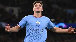 Julian Alvarez com a camisa do City - Foto: Getty Images