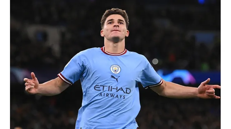 Julian Alvarez com a camisa do City - Foto: Getty Images
